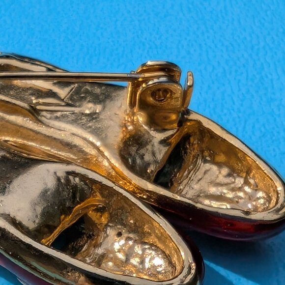 Red Enamel with Crystal Bow Pair of Tap Shoes Brooch - Picture 6 of 7